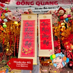 Mành tre câu đối dài chữ Tết thư pháp