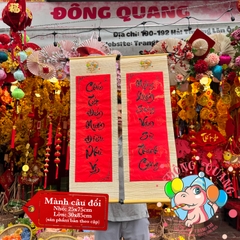 Mành tre câu đối dài chữ Tết thư pháp