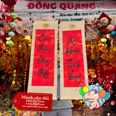 Mành tre câu đối dài chữ Tết thư pháp