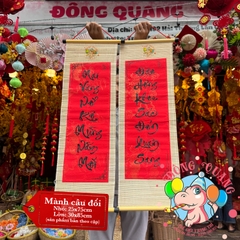 Mành tre câu đối dài chữ Tết thư pháp