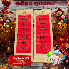Mành tre câu đối dài chữ Tết thư pháp