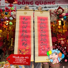 Mành tre câu đối dài chữ Tết thư pháp