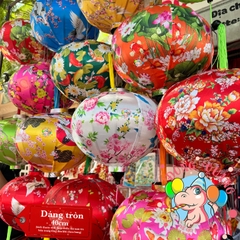 Lồng đèn Hội An vải bóng hoa văn - dáng tròn