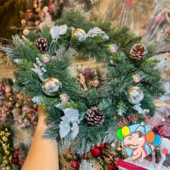 Vòng hoa 3 loại lá lăn kim tuyến bạc trang trí