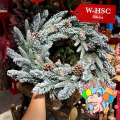 Vòng hoa 3 loại lá phủ tuyết gắn trái thông
