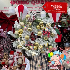 Vòng hoa 3 loại lá phủ tuyết cherry