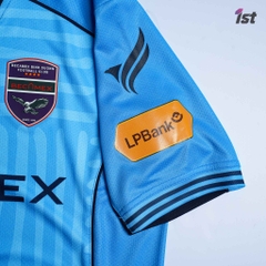 ÁO THI ĐẤU CLB BÓNG ĐÁ BECAMEX BÌNH DƯƠNG MÙA GIẢI V.LEAGUE 2024-2025 MÀU XANH LAM KAMITO