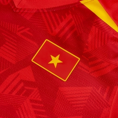 ÁO THI ĐẤU ĐỘI TUYỂN VIỆT NAM 2025 (BẢN FAN) JOGARBOLA SÂN NHÀ MÀU ĐỎ