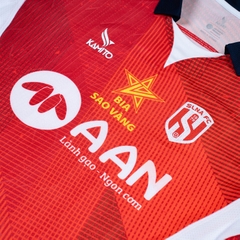 ÁO THI ĐẤU CLB BÓNG ĐÁ SÔNG LAM NGHỆ AN 2025/26 MÀU ĐỎ KAMITO