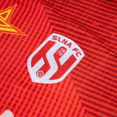 ÁO THI ĐẤU CLB BÓNG ĐÁ SÔNG LAM NGHỆ AN 2025/26 MÀU ĐỎ KAMITO