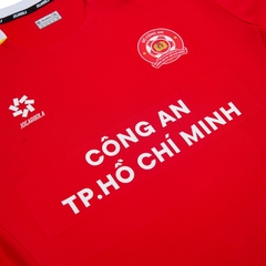 ÁO THI ĐẤU CLB BÓNG ĐÁ CÔNG AN TP. HỒ CHÍ MINH 2025/26 MÀU ĐỎ JOGARBOLA