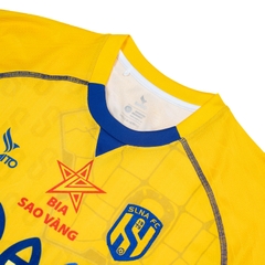 ÁO THI ĐẤU CLB BÓNG ĐÁ SÔNG LAM NGHỆ AN 2025/26 MÀU VÀNG KAMITO