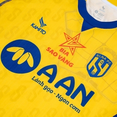 ÁO THI ĐẤU CLB BÓNG ĐÁ SÔNG LAM NGHỆ AN 2025/26 MÀU VÀNG KAMITO