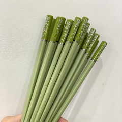 Đũa Nhựa Hoa Mai 24.3cm (1 đôi, nhiều màu) trang trí bàn tiệc, mâm cúng