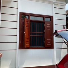 Cửa sổ thép vân gỗ ô thoáng kính