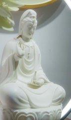 Quán Thế Âm Bồ Tát tọa đài sen