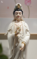 Quan Âm Bồ Tát đứng