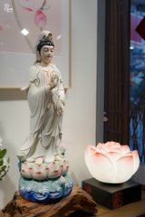 Quan Âm Bồ Tát đứng