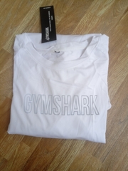 Áo dài tay chữ Gymshark trước ngực