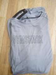 Áo dài tay chữ Gymshark trước ngực