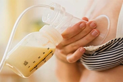 Cách dùng phễu hút sữa của một bà mẹ 