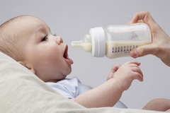 Tại sao cần nuôi con hoàn toàn bằng sữa mẹ?