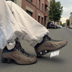 Nike shox R4 " Off Noir Ironstone" ( AR3565-007)