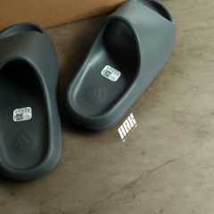 ADIDAS YEZZY SLIDES "SLATE GREY" (ID2350)