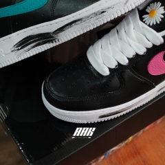 NIKE AIR FORCE 1 '07 PARANOISE PEACEMINUSONE G-DGRAGON 3.0 (AQ3692 004)