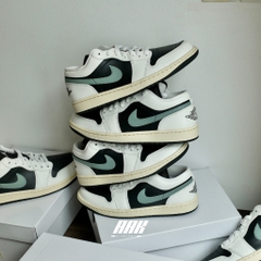 NIKE AIR JORDAN 1 LOW 'JADE SMOKE’ -DC0774 001
