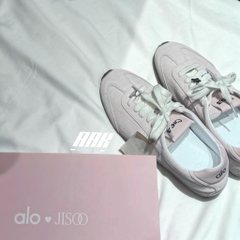 (W) Alo Yoga x Jisoo Sunset Sneaker Bloom Pink