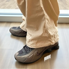 Nike shox R4 " Off Noir Ironstone" ( AR3565-007)