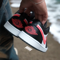 JORDAN 1 LOW BLACK SIREN RED - DC0774 004