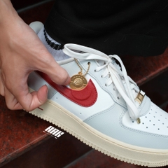 NIKE AIR FORCE 1 "HANGTAG RED SWOOSH" ( DV7584 001 )
