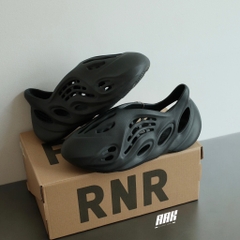 YEEZY FOAM RNR ‘ONYX’ - HP8739