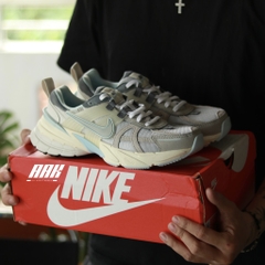 NIKE V2K RUN " LIGHT BONE IRON ORE " (FZ3596-072)