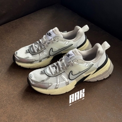 NIKE V2K RUN ‘PURE PLATINUM METALLIC SILVER’ ' (HJ4497-100)