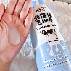 Sữa tắm dưỡng ẩm và sáng mịn da Hokkaido Made In Nature 700ml