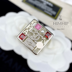 Trâm, Ghim Cài Áo HimHip Chữ X Hình Vuông Sang Trọng HKCC Đính Phale 3.5x3.5cm