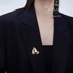 Trâm, Ghim Cài Áo HimHip Chiếc Thuyền Vàng Thanh Lịch HKCC Đính Phale 2,3*2,3cm nam nữ