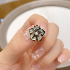 Pin Cài Áo HimHip Hoa Mai Khảm Trai Nhỏ Thanh Lịch HKCC Mix Trai 1.3cm