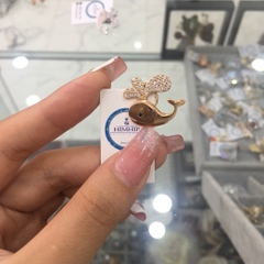 Pin cài cúc nam nữ cá heo đính đá đáng yêu 2 cm