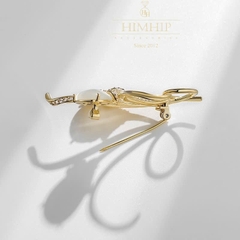 Trâm, Ghim Cài Áo HimHip HKCC Hoa Đá Mắt Mèo Xoắn Cành Đính Phale Lấp Lánh 5.8*4cm