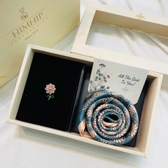 Set Quà HimHip Khăn Lụa Cao Cấp 53*53cm & Cài Áo Kèm Túi Hộp Thiệp - 1146