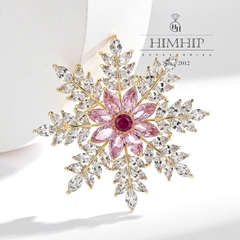 Trâm, Ghim Cài Áo HimHip HKCC Bông Tuyết Hồng Phối Viền Lá Trắng 4.5x4.5cm