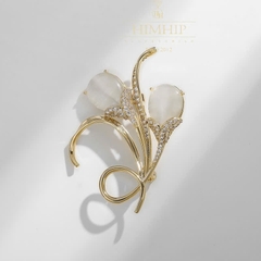 Trâm, Ghim Cài Áo HimHip HKCC Hoa Đá Mắt Mèo Xoắn Cành Đính Phale Lấp Lánh 5.8*4cm