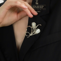 Trâm, Ghim Cài Áo HimHip HKCC Hoa Đá Mắt Mèo Xoắn Cành Đính Phale Lấp Lánh 5.8*4cm