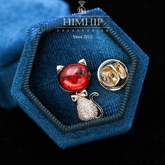 Pin Cài Áo HimHip Mèo Thắt Nơ Mặt Đỏ May Mắn HKCC Đính Phale 2,5*1.5cm