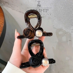 Kẹp Càng Cua HimHip Composite Đính Hạt Giả Trai Hoa Hồng Vải Sang Trọng 10 Răng 5.5x8cm