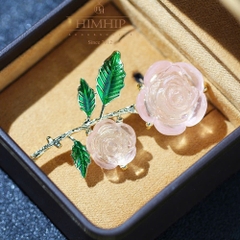 Trâm, Ghim Cài Áo HimHip HKCC Cành Hồng Phối Bông Composite Trong Nhẹ 6.3*4cm